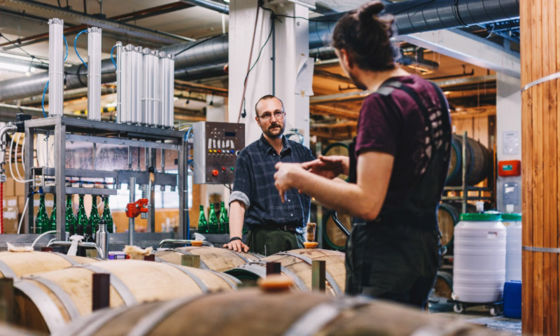 Brouwers bij vaten in de Nevel Artisan Ales Brouwerij
